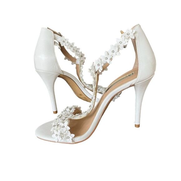 NWT! INC | Rosiee 3D Floral White Bridal Shoes (5M) - Picture 3 of 11